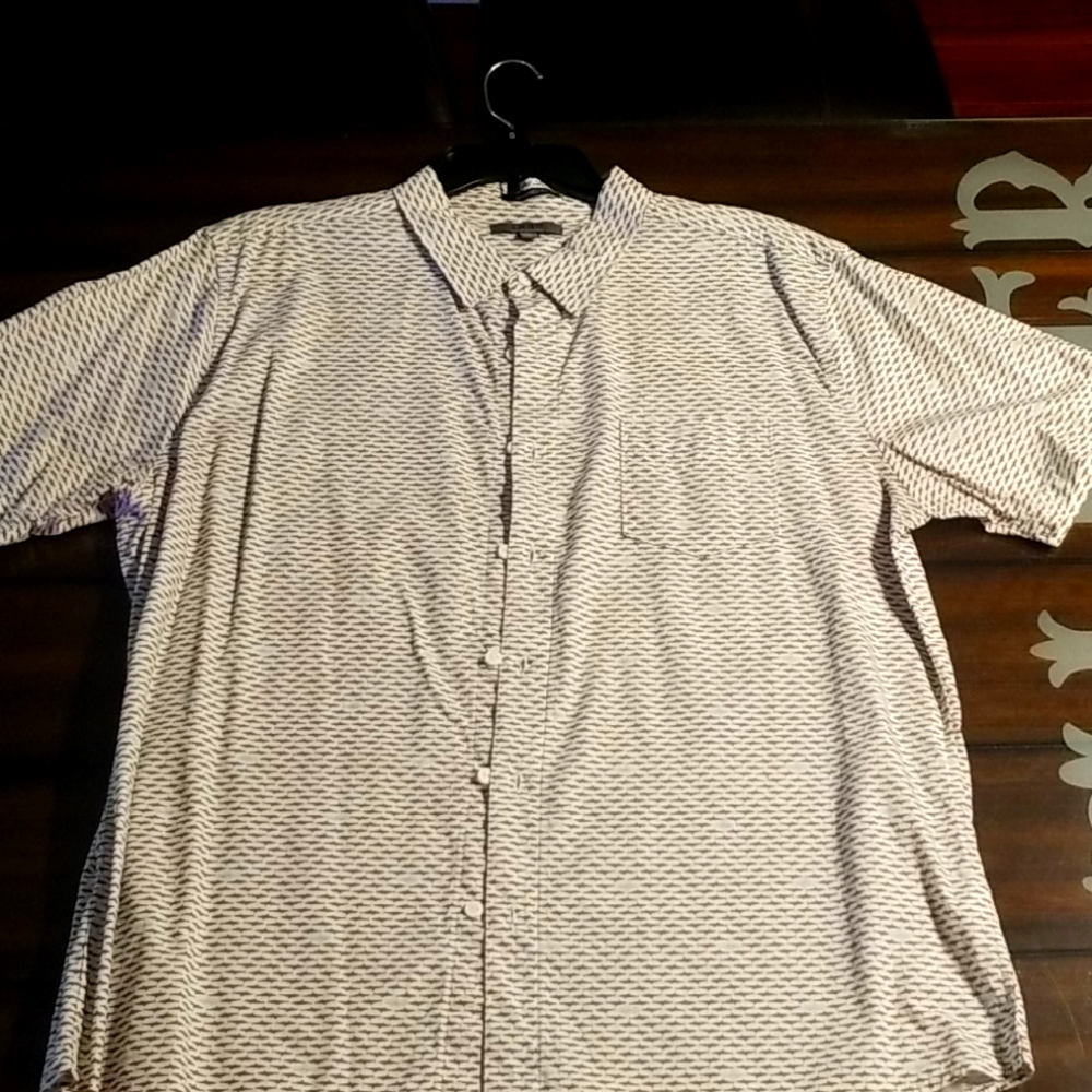 Short sleeve button and collar